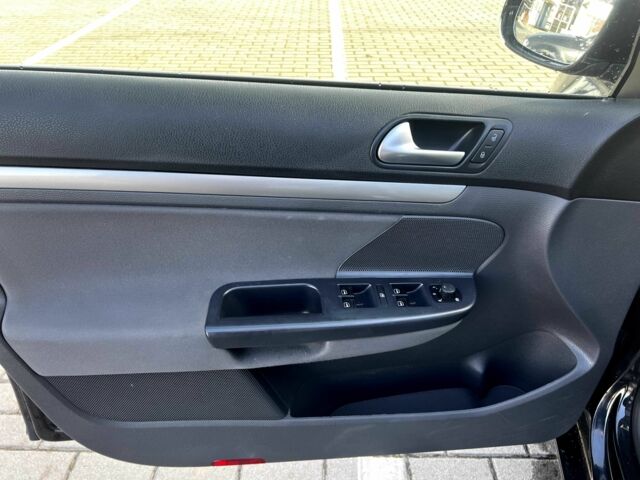 Черный Фольксваген Гольф, объемом двигателя 1.4 л и пробегом 248 тыс. км за 6500 $, фото 6 на Automoto.ua