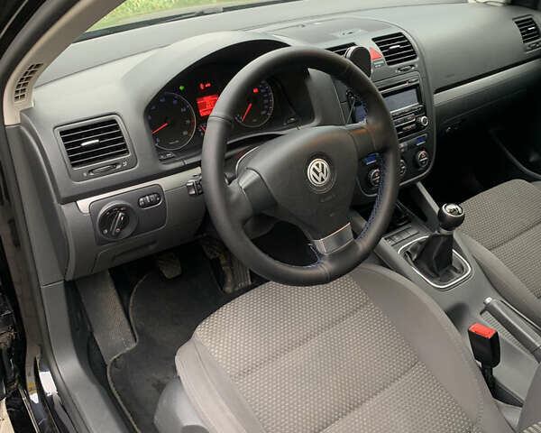 Черный Фольксваген Гольф, объемом двигателя 1.39 л и пробегом 175 тыс. км за 6200 $, фото 13 на Automoto.ua