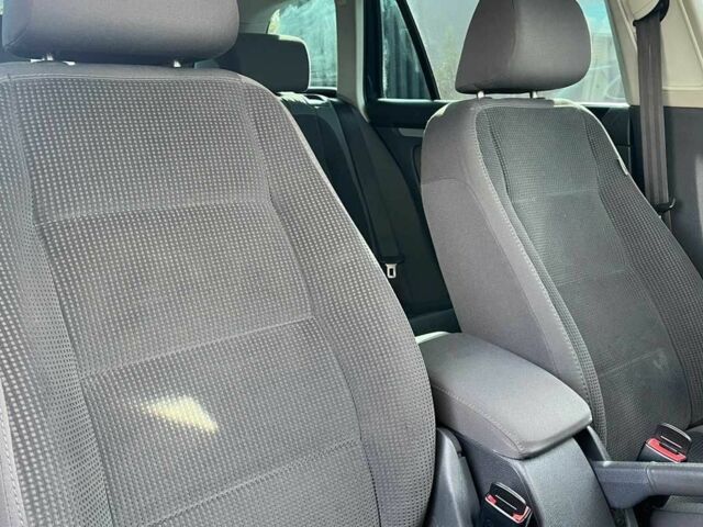 Черный Фольксваген Гольф, объемом двигателя 1.6 л и пробегом 262 тыс. км за 5300 $, фото 22 на Automoto.ua