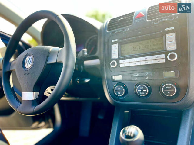 Черный Фольксваген Гольф, объемом двигателя 1.4 л и пробегом 271 тыс. км за 5850 $, фото 31 на Automoto.ua