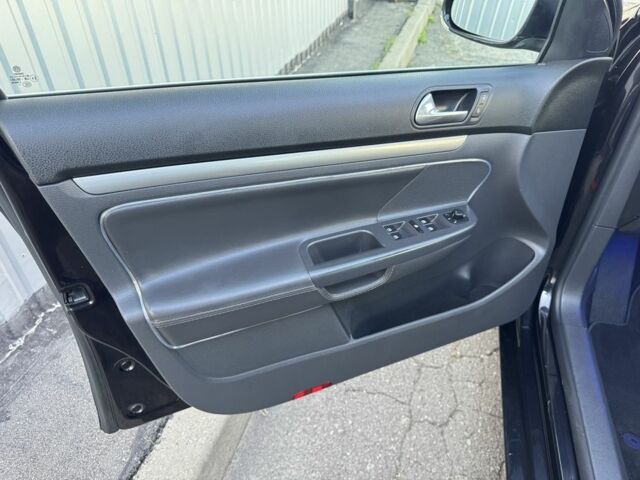 Черный Фольксваген Гольф, объемом двигателя 1.4 л и пробегом 190 тыс. км за 7950 $, фото 16 на Automoto.ua