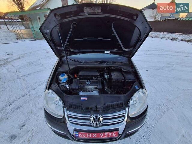Черный Фольксваген Гольф, объемом двигателя 1.4 л и пробегом 235 тыс. км за 5450 $, фото 27 на Automoto.ua