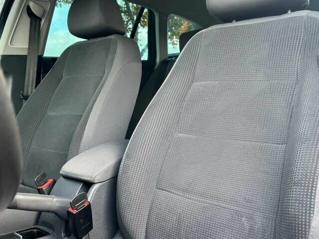 Черный Фольксваген Гольф, объемом двигателя 1.6 л и пробегом 262 тыс. км за 5300 $, фото 18 на Automoto.ua