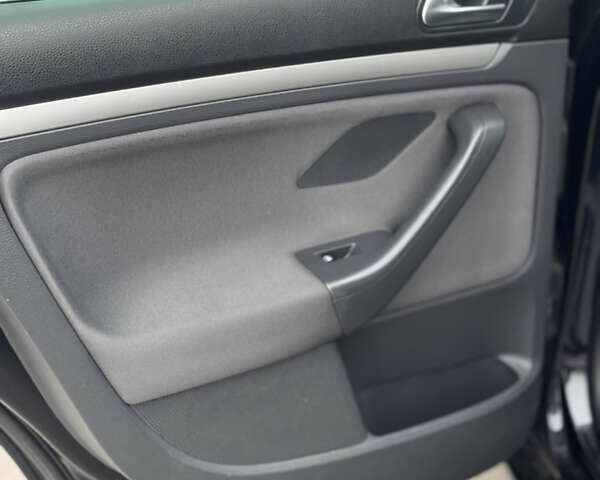 Черный Фольксваген Гольф, объемом двигателя 1.4 л и пробегом 252 тыс. км за 6700 $, фото 43 на Automoto.ua