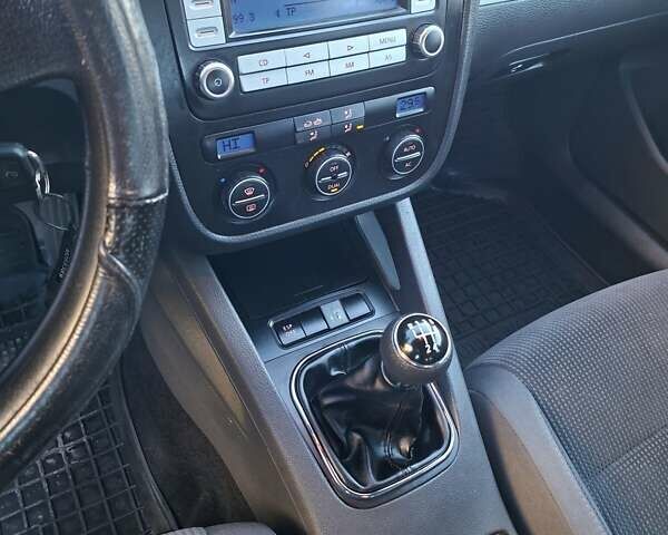 Черный Фольксваген Гольф, объемом двигателя 1.6 л и пробегом 211 тыс. км за 5750 $, фото 7 на Automoto.ua