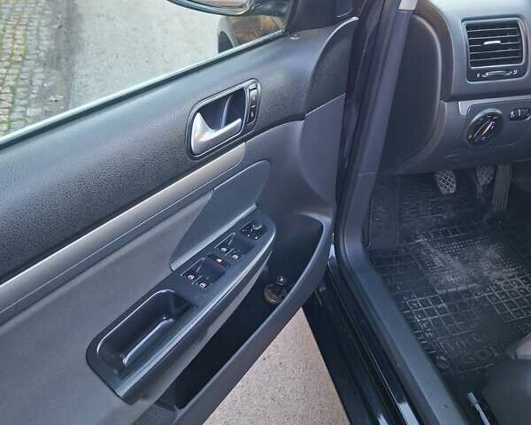 Черный Фольксваген Гольф, объемом двигателя 1.6 л и пробегом 211 тыс. км за 5750 $, фото 6 на Automoto.ua