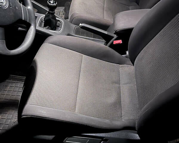 Черный Фольксваген Гольф, объемом двигателя 1.6 л и пробегом 260 тыс. км за 6450 $, фото 11 на Automoto.ua