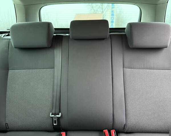 Черный Фольксваген Гольф, объемом двигателя 1.6 л и пробегом 274 тыс. км за 5900 $, фото 12 на Automoto.ua