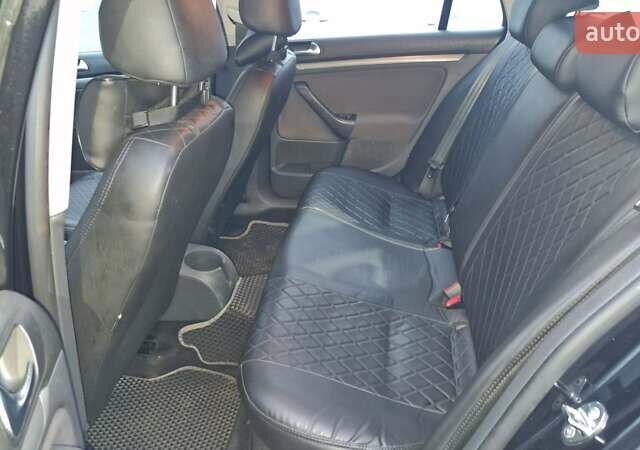 Черный Фольксваген Гольф, объемом двигателя 1.6 л и пробегом 299 тыс. км за 5200 $, фото 4 на Automoto.ua