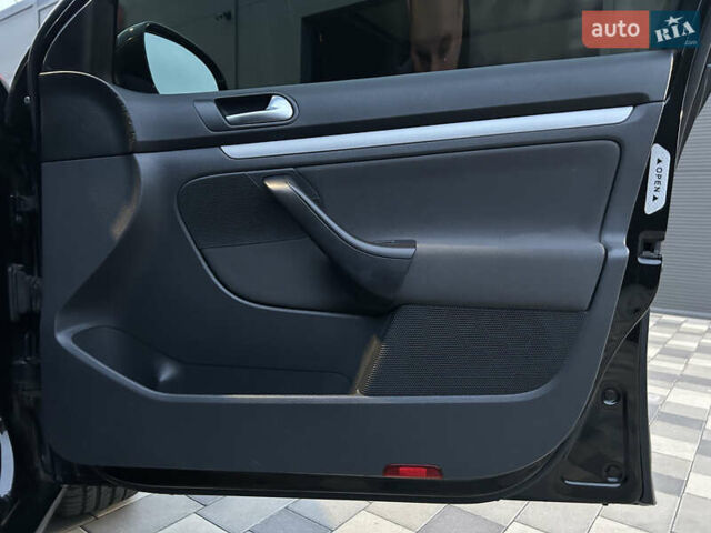 Черный Фольксваген Гольф, объемом двигателя 1.9 л и пробегом 289 тыс. км за 7450 $, фото 26 на Automoto.ua