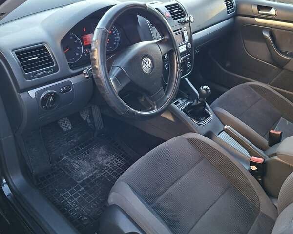 Черный Фольксваген Гольф, объемом двигателя 1.6 л и пробегом 211 тыс. км за 5750 $, фото 5 на Automoto.ua