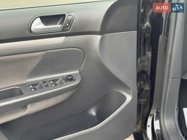 Черный Фольксваген Гольф, объемом двигателя 1.4 л и пробегом 252 тыс. км за 6700 $, фото 33 на Automoto.ua