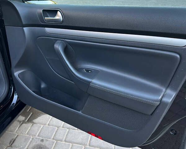 Черный Фольксваген Гольф, объемом двигателя 1.4 л и пробегом 148 тыс. км за 7800 $, фото 32 на Automoto.ua