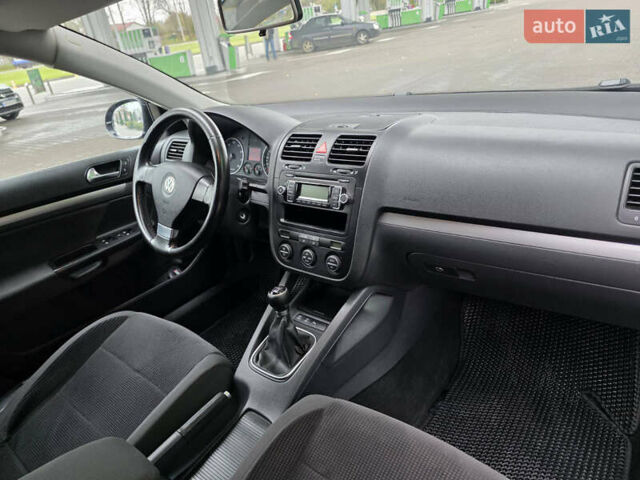 Черный Фольксваген Гольф, объемом двигателя 1.39 л и пробегом 237 тыс. км за 5500 $, фото 5 на Automoto.ua