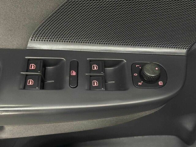 Черный Фольксваген Гольф, объемом двигателя 1.6 л и пробегом 265 тыс. км за 6999 $, фото 13 на Automoto.ua