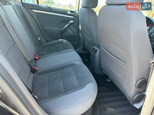 Черный Фольксваген Гольф, объемом двигателя 1.39 л и пробегом 242 тыс. км за 5990 $, фото 23 на Automoto.ua