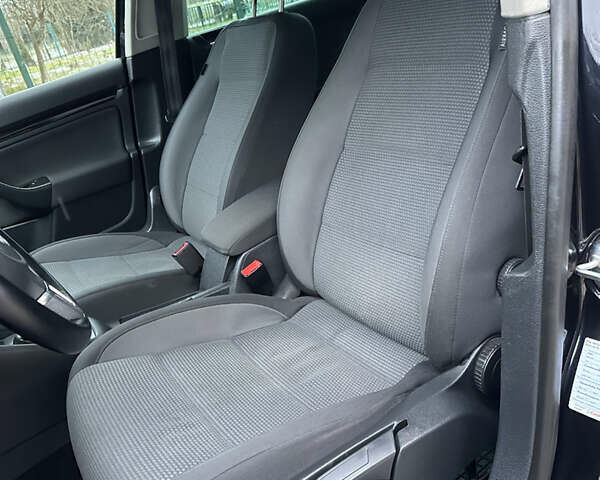 Черный Фольксваген Гольф, объемом двигателя 1.6 л и пробегом 248 тыс. км за 8199 $, фото 26 на Automoto.ua