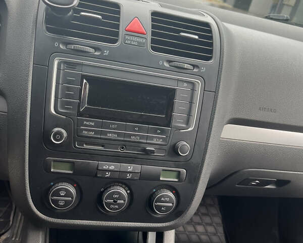 Черный Фольксваген Гольф, объемом двигателя 1.39 л и пробегом 210 тыс. км за 5150 $, фото 15 на Automoto.ua