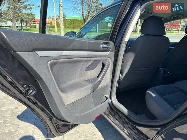 Черный Фольксваген Гольф, объемом двигателя 1.39 л и пробегом 242 тыс. км за 5990 $, фото 18 на Automoto.ua