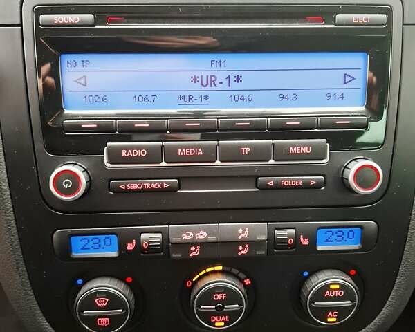 Черный Фольксваген Гольф, объемом двигателя 1.4 л и пробегом 223 тыс. км за 7350 $, фото 47 на Automoto.ua