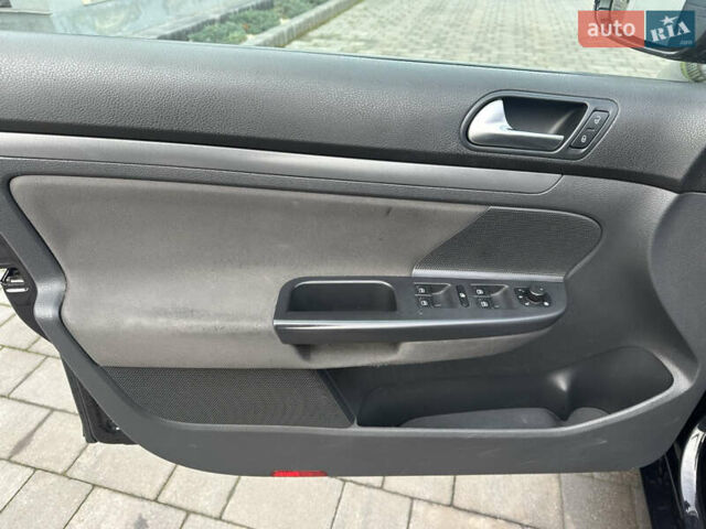 Черный Фольксваген Гольф, объемом двигателя 1.4 л и пробегом 260 тыс. км за 4350 $, фото 16 на Automoto.ua