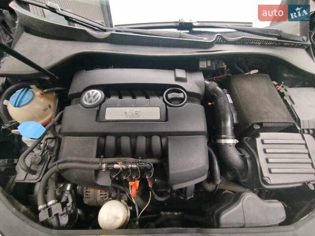 Черный Фольксваген Гольф, объемом двигателя 1.6 л и пробегом 214 тыс. км за 6600 $, фото 5 на Automoto.ua