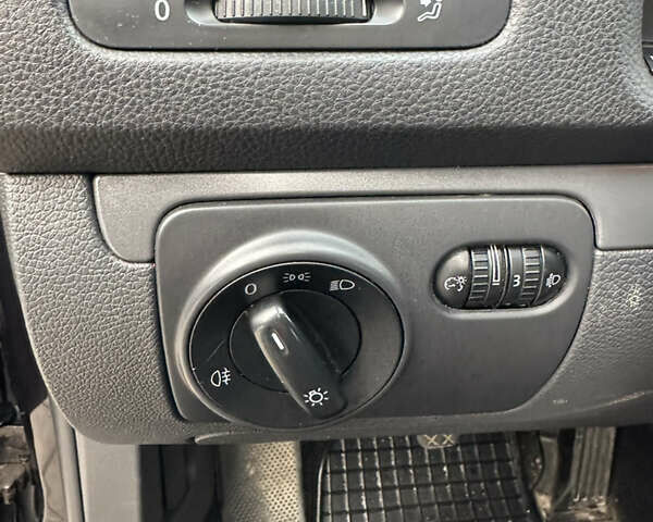 Черный Фольксваген Гольф, объемом двигателя 1.4 л и пробегом 260 тыс. км за 4350 $, фото 17 на Automoto.ua