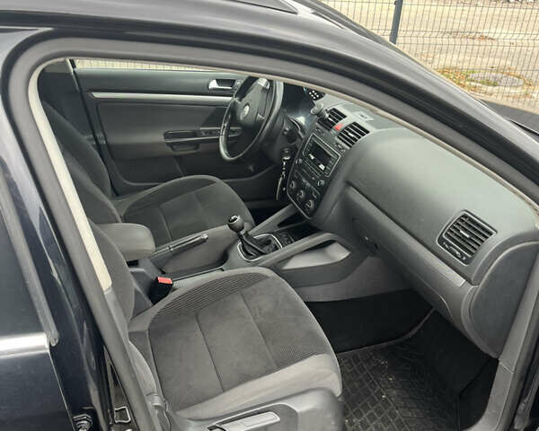 Черный Фольксваген Гольф, объемом двигателя 1.39 л и пробегом 210 тыс. км за 5150 $, фото 13 на Automoto.ua