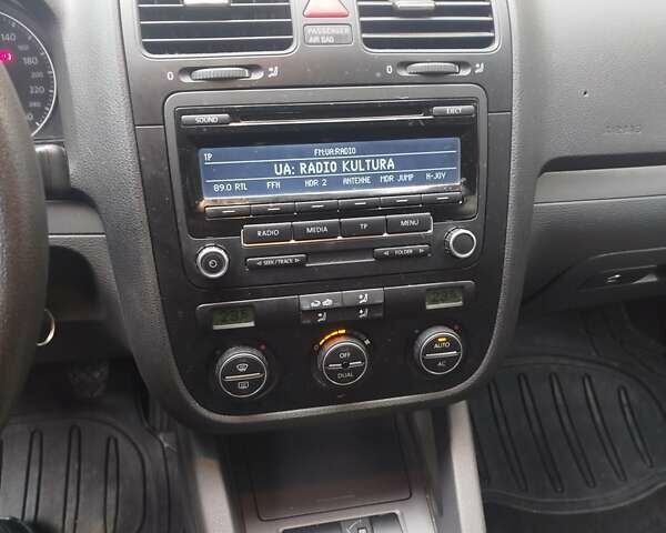 Черный Фольксваген Гольф, объемом двигателя 1.6 л и пробегом 214 тыс. км за 6600 $, фото 7 на Automoto.ua