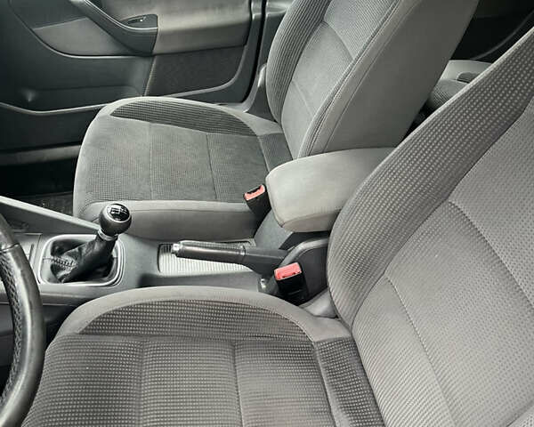 Черный Фольксваген Гольф, объемом двигателя 1.39 л и пробегом 210 тыс. км за 5150 $, фото 16 на Automoto.ua