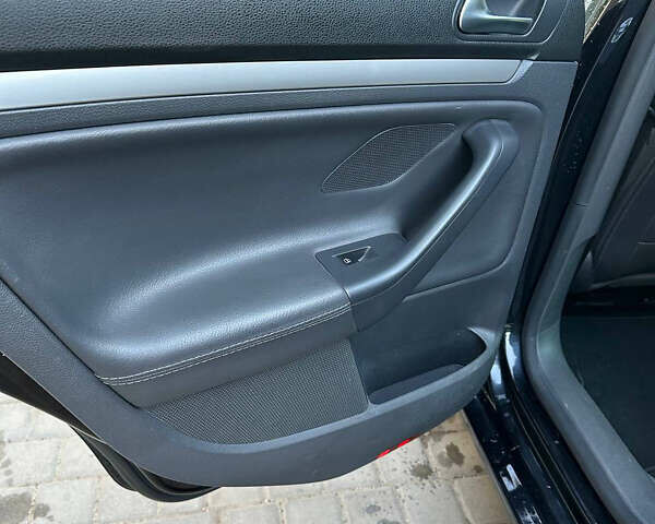 Черный Фольксваген Гольф, объемом двигателя 1.4 л и пробегом 148 тыс. км за 7800 $, фото 27 на Automoto.ua