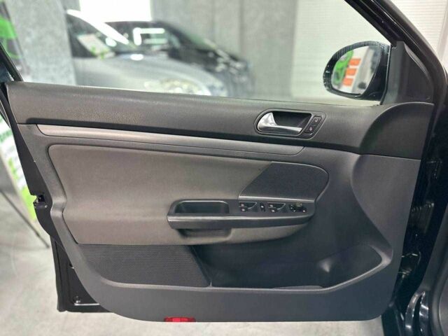 Черный Фольксваген Гольф, объемом двигателя 1.6 л и пробегом 265 тыс. км за 6999 $, фото 11 на Automoto.ua