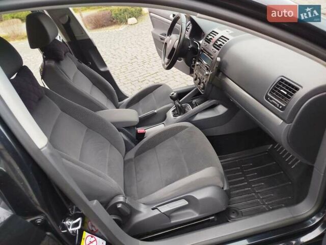 Черный Фольксваген Гольф, объемом двигателя 1.4 л и пробегом 264 тыс. км за 6400 $, фото 12 на Automoto.ua