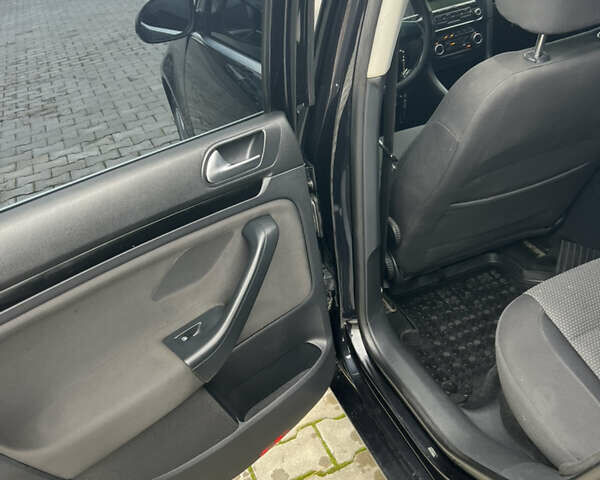 Черный Фольксваген Гольф, объемом двигателя 1.6 л и пробегом 242 тыс. км за 7600 $, фото 17 на Automoto.ua