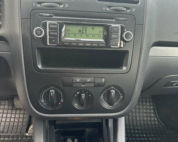 Черный Фольксваген Гольф, объемом двигателя 1.4 л и пробегом 260 тыс. км за 4350 $, фото 18 на Automoto.ua