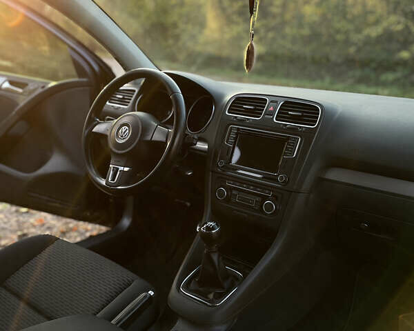 Черный Фольксваген Гольф, объемом двигателя 1.39 л и пробегом 290 тыс. км за 8200 $, фото 6 на Automoto.ua