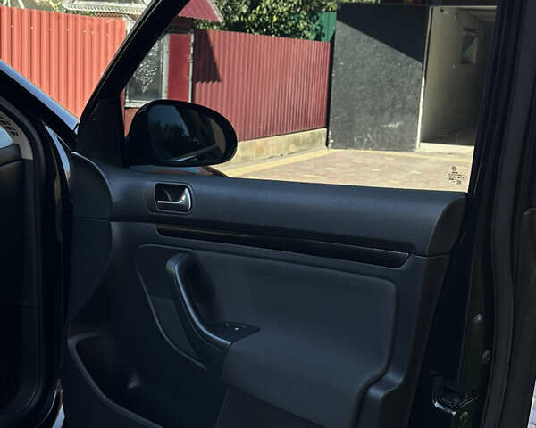 Черный Фольксваген Гольф, объемом двигателя 1.39 л и пробегом 190 тыс. км за 5850 $, фото 12 на Automoto.ua