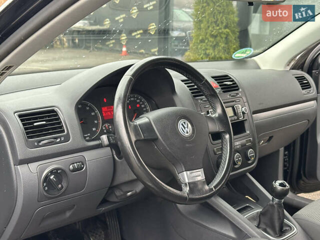 Черный Фольксваген Гольф, объемом двигателя 1.6 л и пробегом 261 тыс. км за 7200 $, фото 14 на Automoto.ua