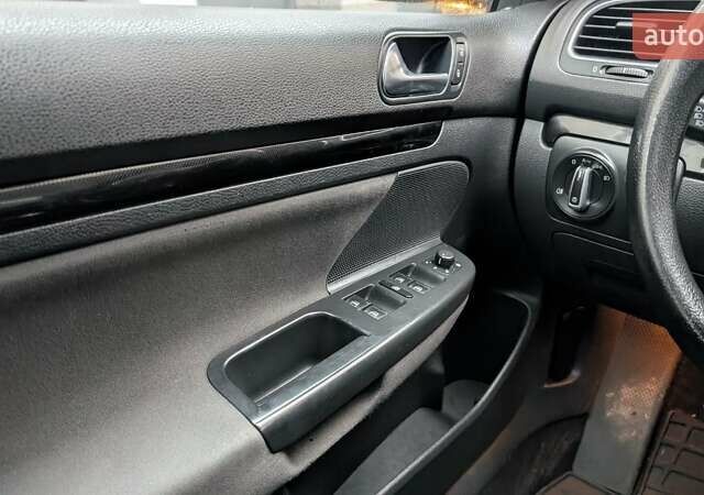 Черный Фольксваген Гольф, объемом двигателя 1.39 л и пробегом 302 тыс. км за 7500 $, фото 16 на Automoto.ua