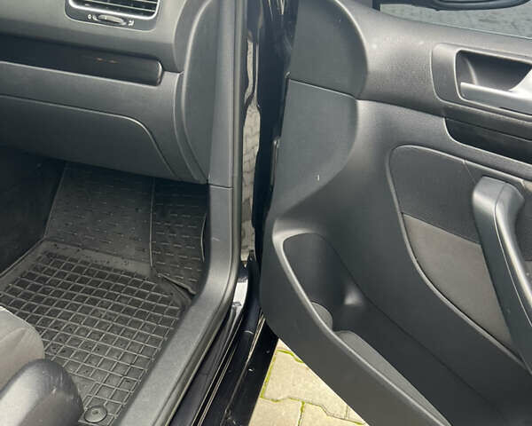 Черный Фольксваген Гольф, объемом двигателя 1.6 л и пробегом 242 тыс. км за 7600 $, фото 14 на Automoto.ua