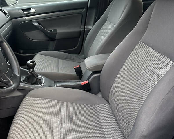 Черный Фольксваген Гольф, объемом двигателя 1.4 л и пробегом 260 тыс. км за 4350 $, фото 15 на Automoto.ua