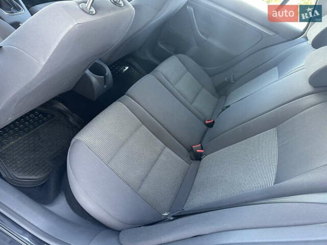 Черный Фольксваген Гольф, объемом двигателя 1.6 л и пробегом 185 тыс. км за 6500 $, фото 16 на Automoto.ua