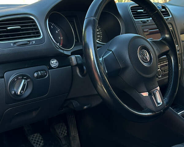 Черный Фольксваген Гольф, объемом двигателя 1.39 л и пробегом 190 тыс. км за 5850 $, фото 19 на Automoto.ua