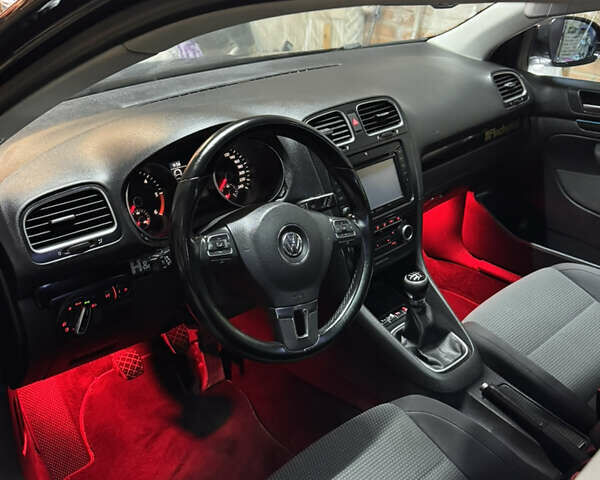 Черный Фольксваген Гольф, объемом двигателя 1.6 л и пробегом 235 тыс. км за 8800 $, фото 2 на Automoto.ua