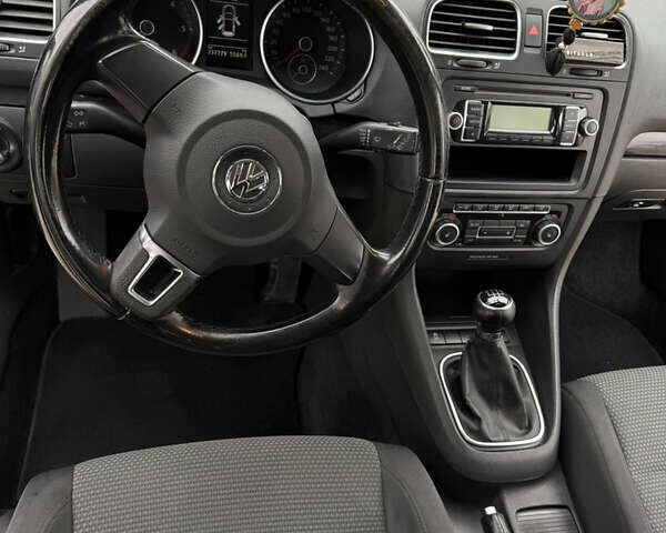 Черный Фольксваген Гольф, объемом двигателя 1.6 л и пробегом 238 тыс. км за 7850 $, фото 6 на Automoto.ua