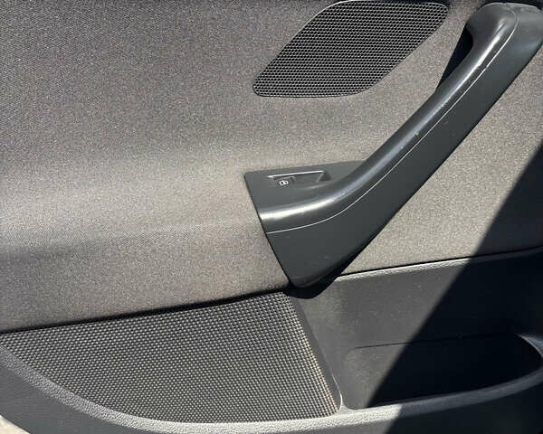 Черный Фольксваген Гольф, объемом двигателя 1.6 л и пробегом 300 тыс. км за 8200 $, фото 10 на Automoto.ua