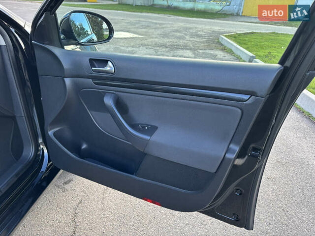 Черный Фольксваген Гольф, объемом двигателя 1.4 л и пробегом 200 тыс. км за 8600 $, фото 28 на Automoto.ua