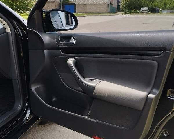 Черный Фольксваген Гольф, объемом двигателя 1.6 л и пробегом 254 тыс. км за 8000 $, фото 24 на Automoto.ua