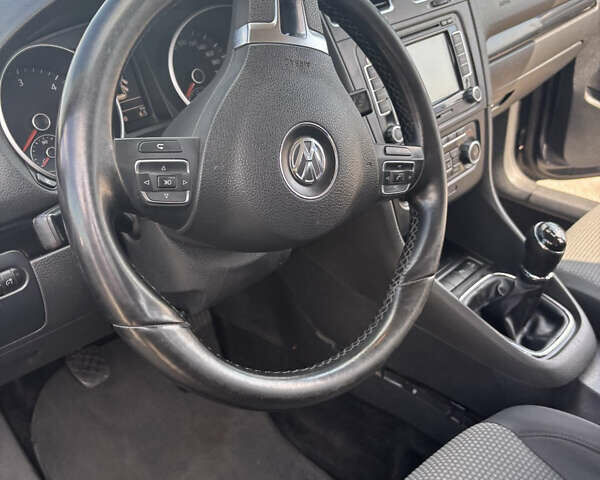 Черный Фольксваген Гольф, объемом двигателя 1.6 л и пробегом 300 тыс. км за 8200 $, фото 2 на Automoto.ua