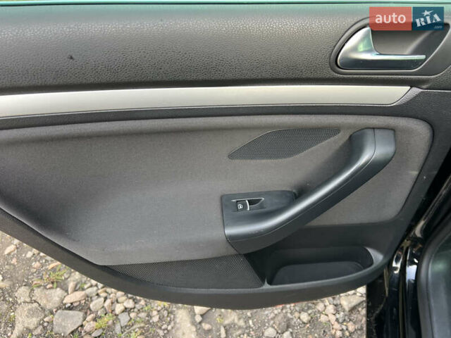 Черный Фольксваген Гольф, объемом двигателя 1.4 л и пробегом 243 тыс. км за 7950 $, фото 15 на Automoto.ua